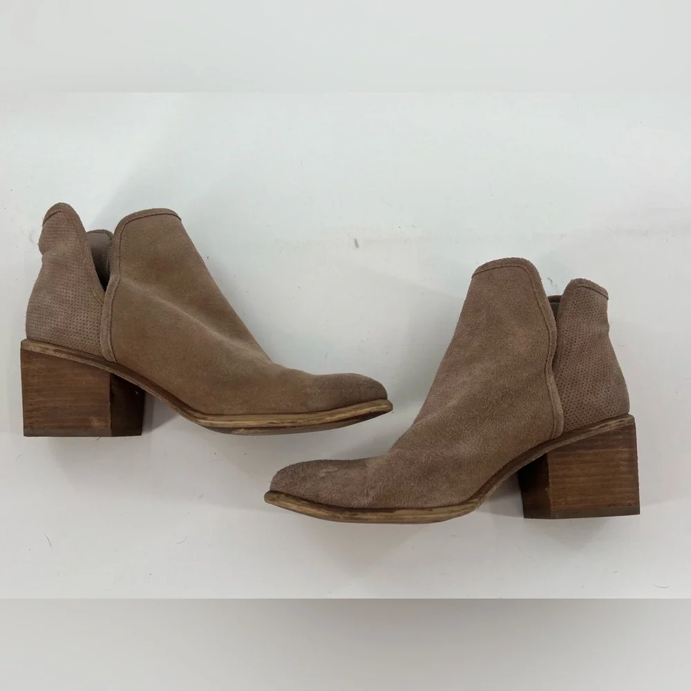 Hinge Barris Lea Gray Taupe Suede Ankle Booties Block Heel Size 8 Eight - Picture 6 of 10